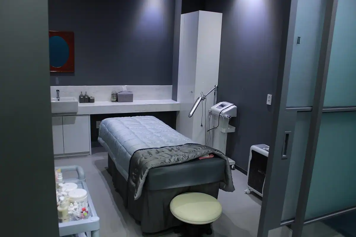 Mână cu piele sănătoasă, într-un cadru de spital sau clinică