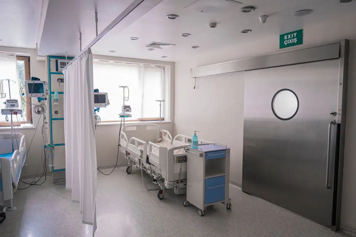 Salon de spital spațios, cu paturi medicale și aparatură
