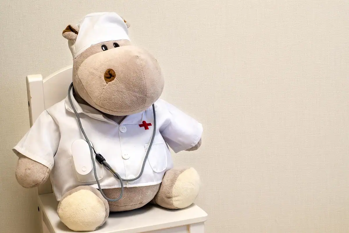 Cabinet medical luminos, cu fotoliu reglabil și lampă de examinare