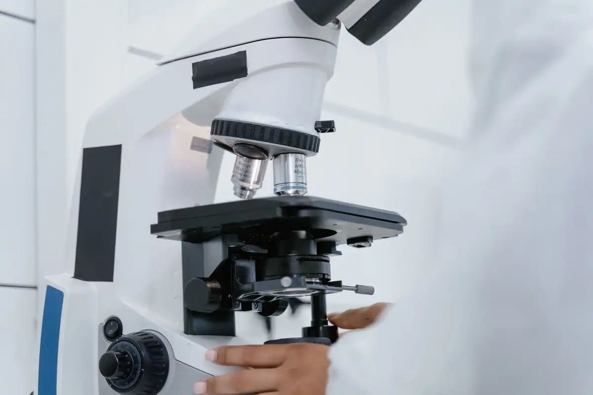 Microscop modern într-un laborator, folosit pentru examinarea probelor de țesut