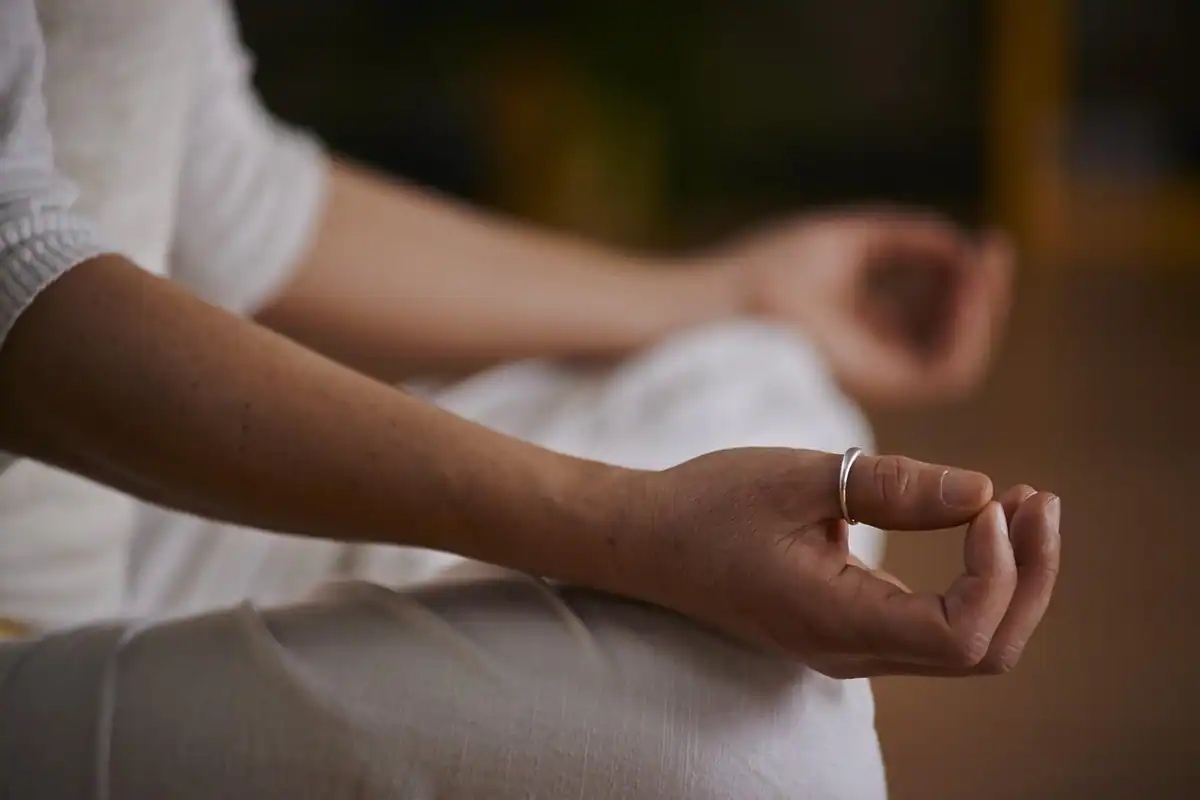 Mâini în poziție de meditație, pentru relaxare înainte de o investigație